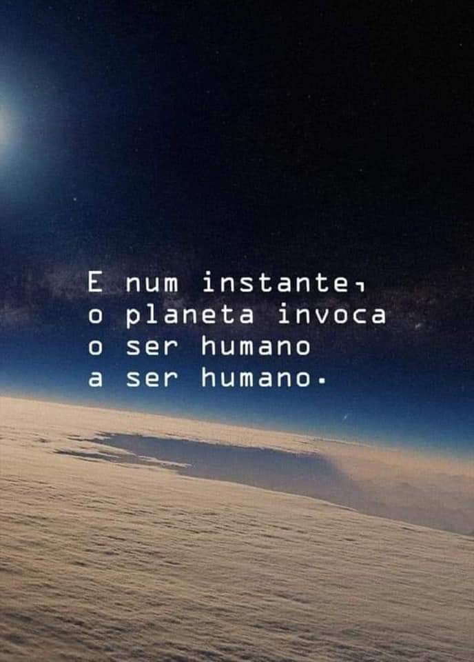 An image with the following quote E num instante, o planeta invoca o ser humano a ser humano.