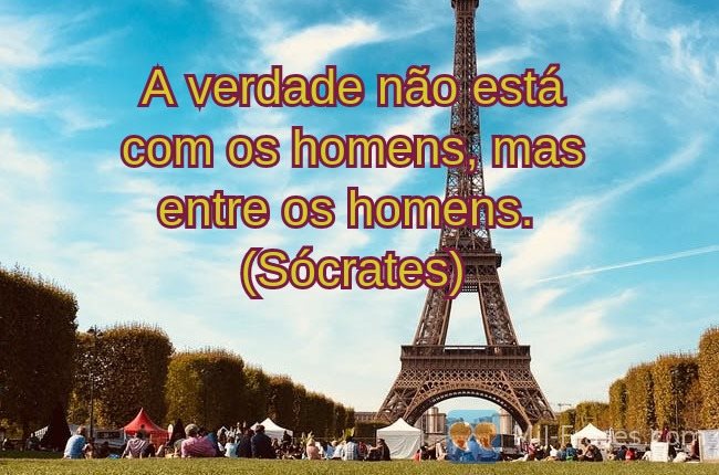 An image with the following quote A verdade não está com os homens, mas entre os homens.
(Sócrates)
