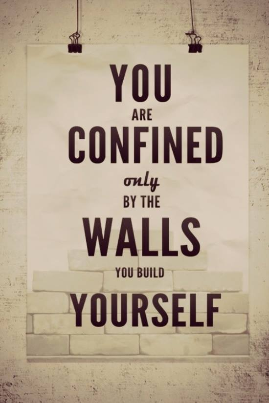 Uma imagem com a seguinte frase You are confined only by the walls you build yourself.
