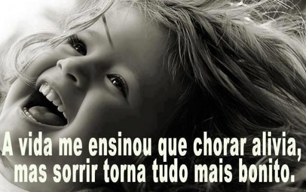 An image with the following quote A vida me ensinou que chorar alivia, mas sorrir torna tudo mais bonito.