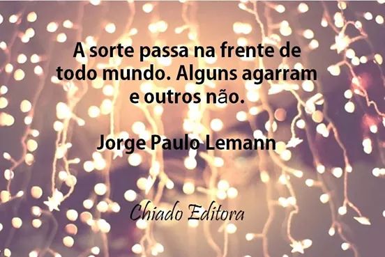 An image with the following quote A sorte passa na frente do mundo...