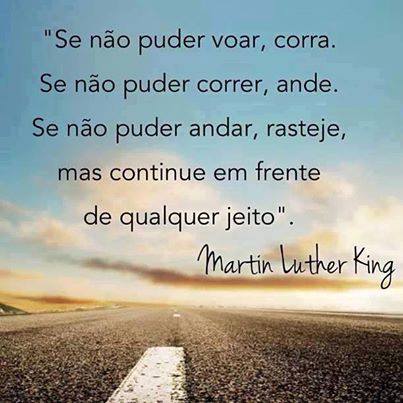 An image with the following quote Se não puder voar...
