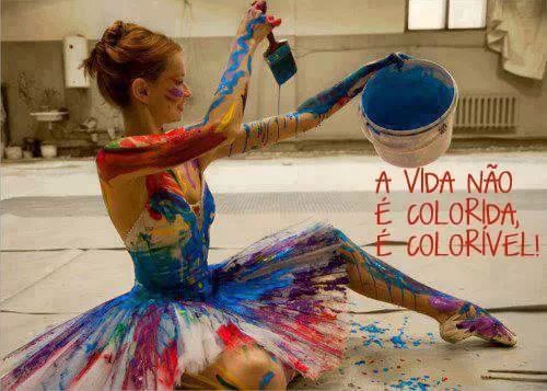 Uma imagem com a seguinte frase A vida não é colorida, é colorivel!
