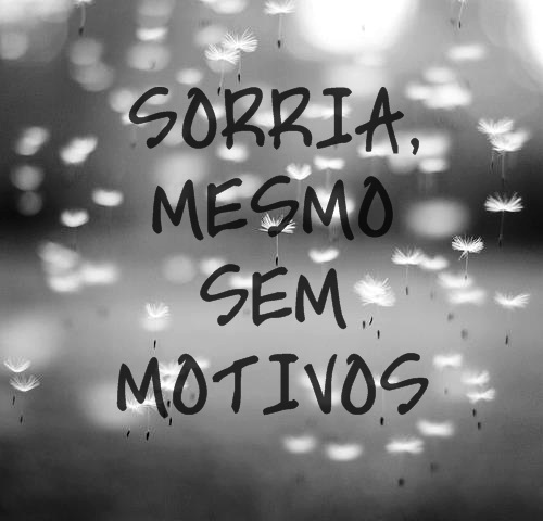 An image with the following quote Sorria mesmo sem motivos.